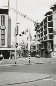 863354 Gezicht over het zuidoostelijk deel van de St. Jacobsstraat in Wijk C te Utrecht, waar kantoor- en winkelcentrum ...